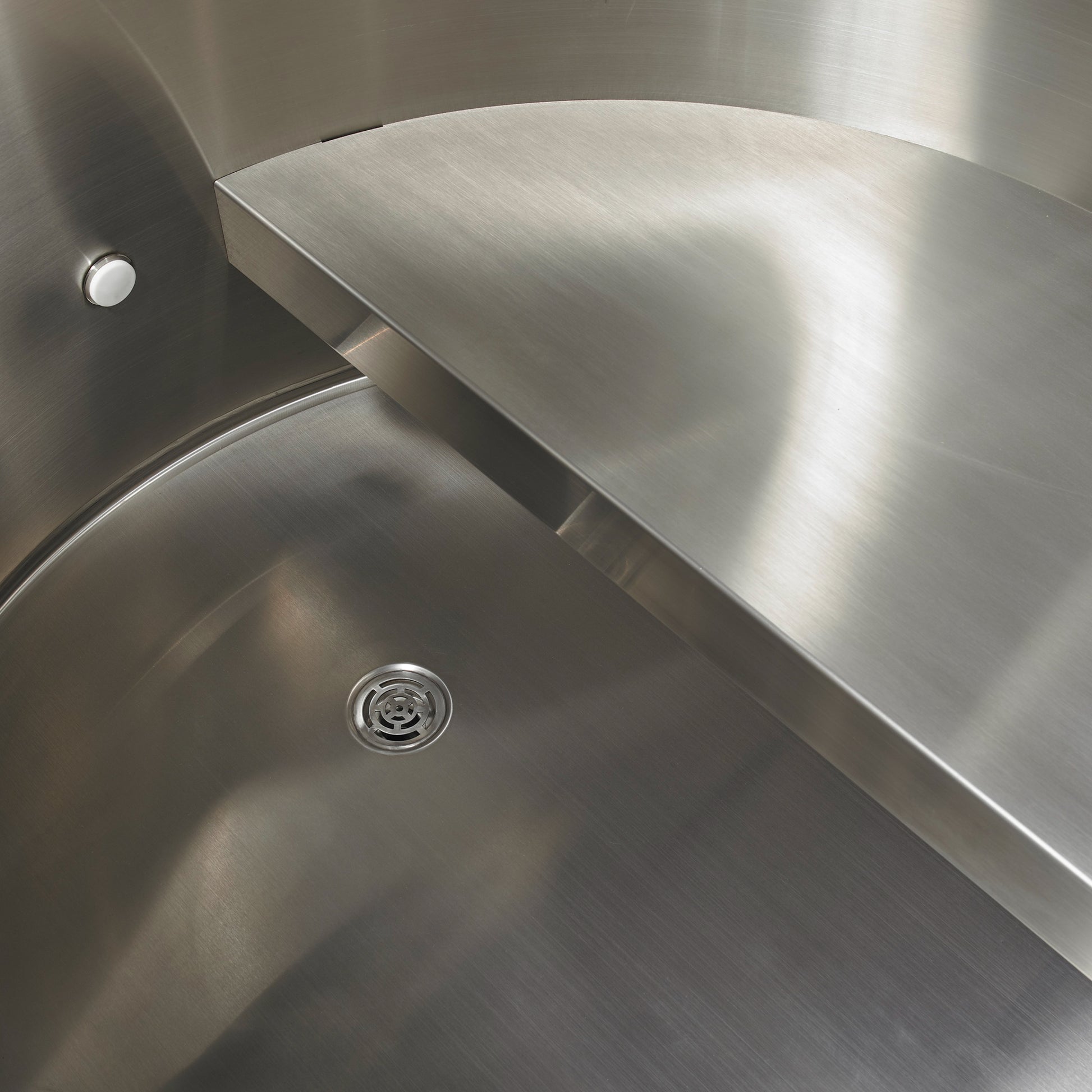 Dynamic Cold Therapy Barrel Cold Plunge - 304 Stainless Steel with Pacific Cedar Exterior (Round) - Peak Performance Supply