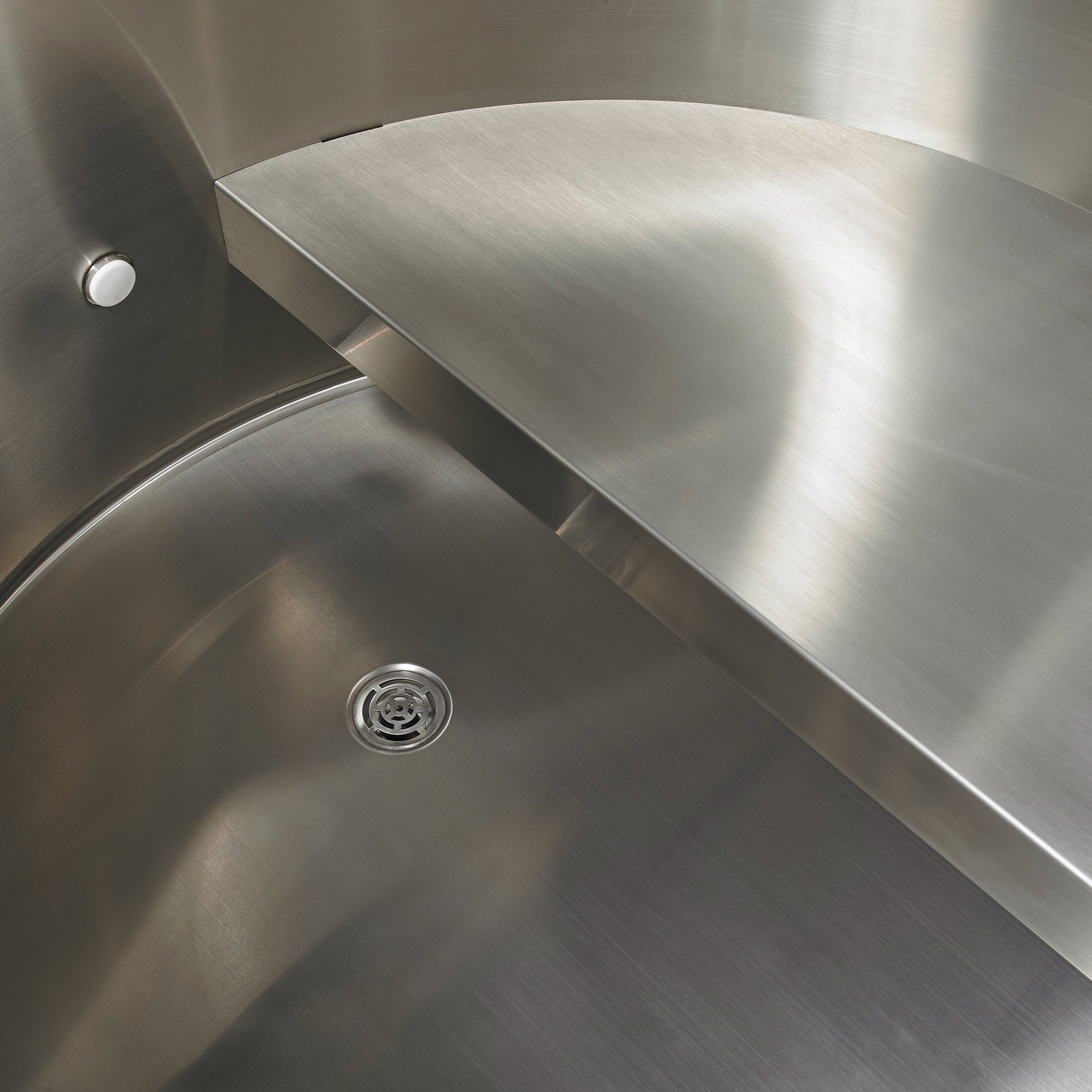 Dynamic Cold Therapy Barrel Cold Plunge - 304 Stainless Steel with Pacific Cedar Exterior (Round) - Peak Performance Supply